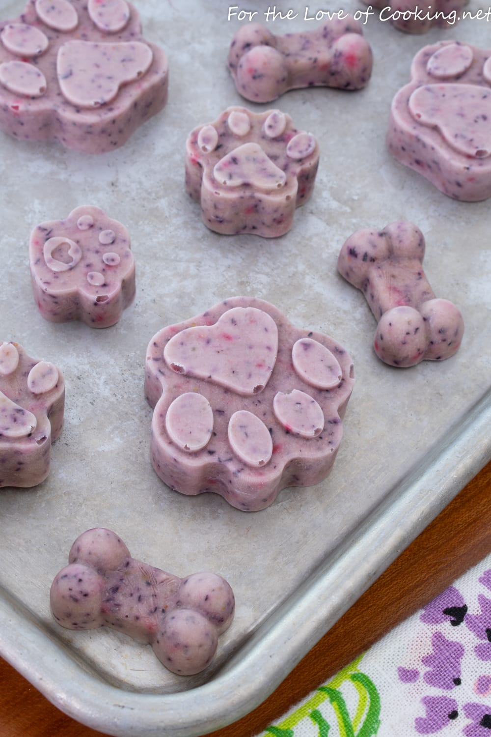 Use a Silicone Baking Mold to Make Frozen Dog Treats - Animal
